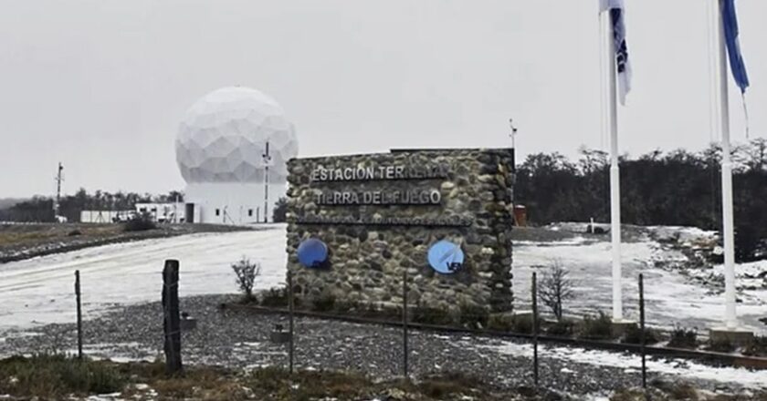 Investigan a buques extranjeros por posible derrame de petróleo en Tierra del Fuego