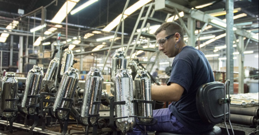 La industria pyme cayó 18,3% anual en abril, la baja más fuerte en tres meses