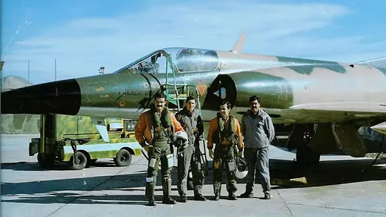 Ases del aire: a 42 años del “bautismo de fuego” de la Fuerza Aérea Argentina en la Guerra de las Malvinas