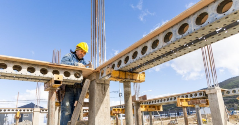 Luis Caputo: «Un cordón cuneta o un techo de una pileta, eso no es obra pública, es política»
